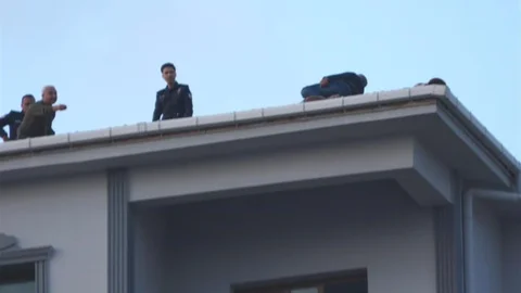 Adana'da Çatıya Çıkan Boyacı İkna Oldu