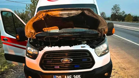 Denizli'de Seyir Halindeki Ambulans Yanarak Hasar Gördü
