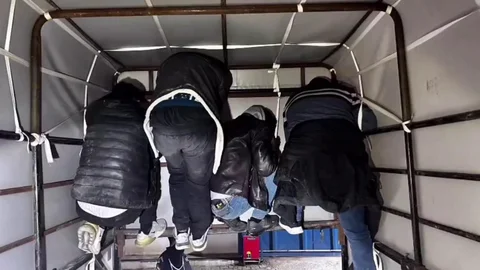 Hatay'da Kamyonette Göçmen Yakalandı