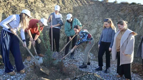 Defne Fidanları İzmir'de Toprakla Buluştu