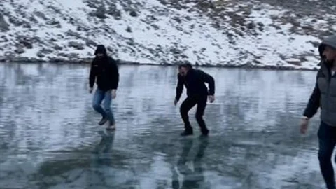 Artvin'de Buzlu Göl Eğlencesi