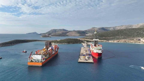 Mersin'de Sondaj Gemisi Taşucu'na Yanaştı