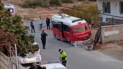Toroslar Çağdaşkent'te Trafik Kazası: Dolmuştaki Yolcu Yaralandı