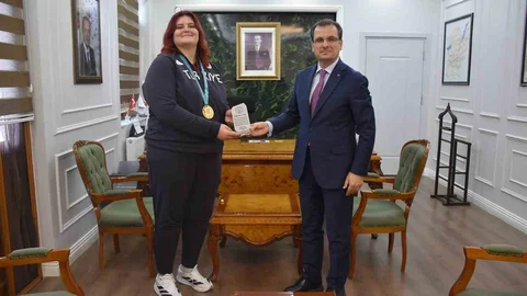 Hilal Öztürk'e Plaket Töreni