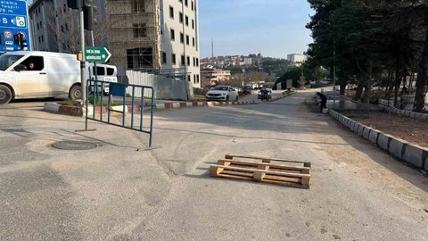 Bilecik'te Sürücüler Kaldırım Çalışmalarına İsyan Etti