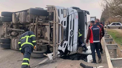 Mardin'de Devrilen Tırda Sürücü Yaralandı