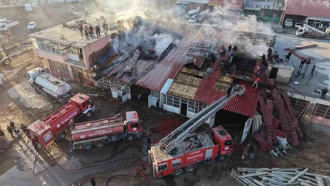 Tatvan'da Kereste Dükkanında Yangın Çıktı