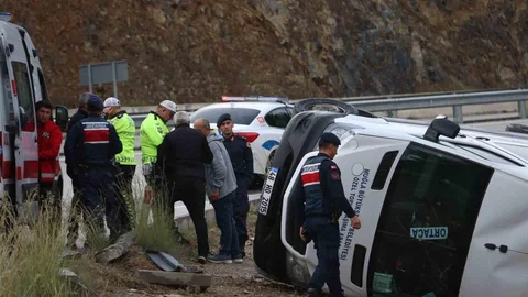 Fethiye'de Yolcu Minibüsü Devrildi