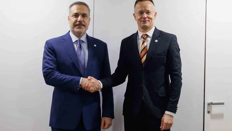 Hakan Fidan Viyana'da Macar Bakan ile Görüştü