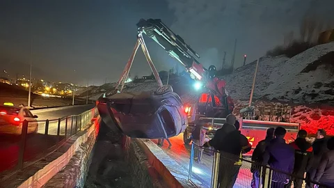 Hakkari'de Otomobil Su Kanalına Düştü