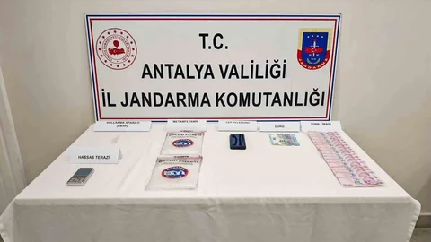 Araçta yapılan aramada 1 kilo 185 gram metamfetamin ele geçirdi