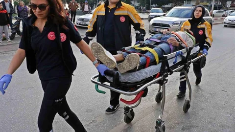 Antalya'da Motosikletli Gençler Yaralandı