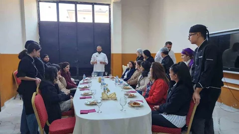 Tunceli'de Öğrenciler Yemek Yapıp Anneleri Jüri Oldu