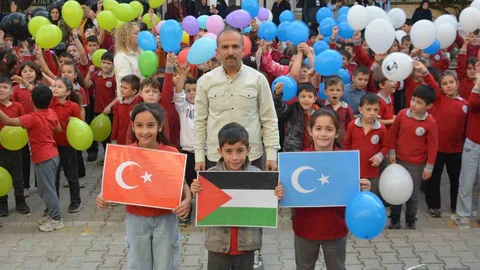 Gazze ve Doğu Türkistan’daki çocukların özgürlüğü için gökyüzüne 787 balon bırakıldı