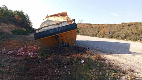 Bilecik'te Tır Dorsesi Koptu