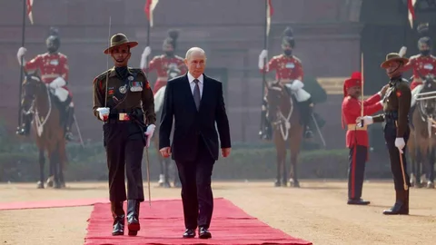 Putin, Hindistan’da resmi törenle karşılandı