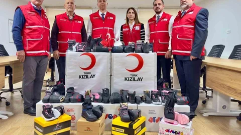 Türk Kızılay Manisa'da Kış Ayakkabı Kampanyası