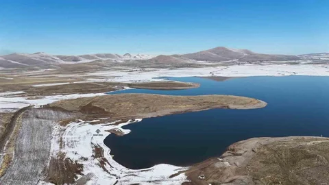 Patnos barajında kış güzelliği; Mavi ve beyazın buluşması