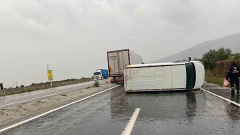 Denizli'de Minibüs Devrildi, Sürücü Yaralandı