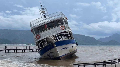 Marmaris’te iskeleye çarpan tekne karaya oturdu