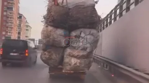 Mersin 2. Çevreyolu'nda Tehlikeli Taşıma: Aşırı Yüklü Kamyonet Korkuttu!