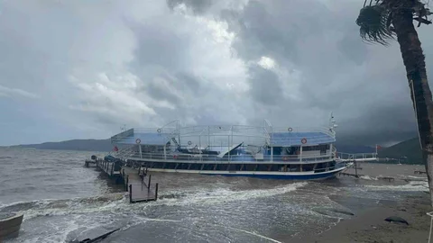 Muğla'da Gezi Teknesi Karaya Oturdu