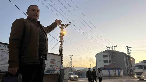 Yüksekova'daki Elektrik Direkleri Tehlike Saçıyor