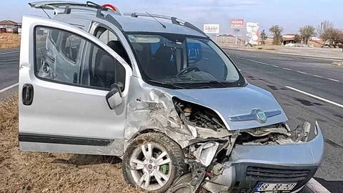 Hastaneden dönen karı koca kaza yapıp hastanelik oldu
