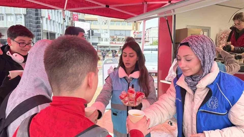 Üniversiteli gençler gönüllülüğe dikkat çekti