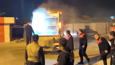 Antakya'da Çöp Kamyonu Yangını