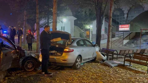 Kayseri'de Cami Bahçesine İki Araç Girdi