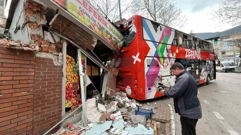 Bursa'da Freni Boşalan Otobüs Manava Çarptı
