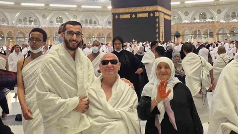 Mersinli İmam Sözünü Tuttu: Görme Engelli Amcayı Sırtında Taşıyıp Umreye Götürdü