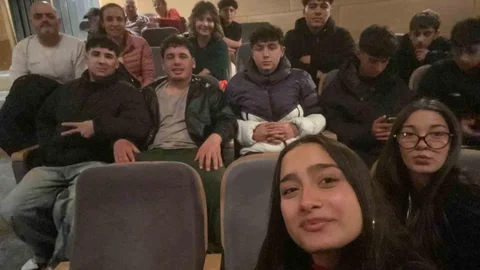 Karacasu’da Öğrenciler Tiyatro Keyfi Yaşadı