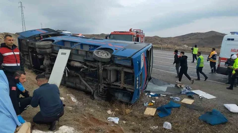 Sivas'ta Cezaevi Aracı Devrildi