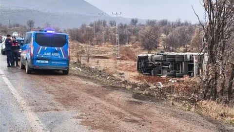 Malatya'da Kamyon Devrildi, Sürücü Yaralandı