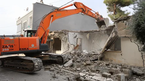 Toroslar’da Tehlike Oluşturan Metruk Binalar Yıkılıyor