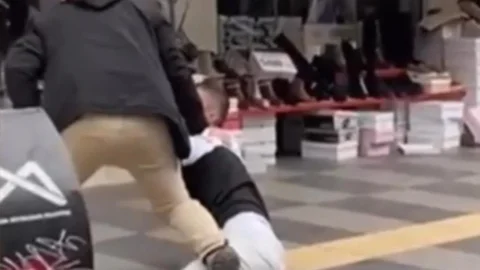 Mersin’de Kelepçeli Firari Paniği: Aile Direndi, Şahıs Kaçtı, Polis Yeniden Yakaladı… Film Gibi Olay Kamerada!