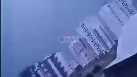 Yıldırım, Geceyi Gün Işığı Gibi Aydınlattı: Mersin'i Gece 02.55'te Aydınlatan Yıldırım Kameralara Yansıdı!