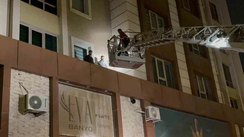 Kayseri'de 3. Kattan Çarşafla İndiler