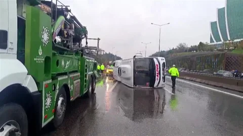 Maltepe'de Minibüs Devrildi, 5 Yaralı Var