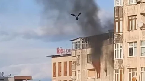 Adana'da Apartmanda Yangın Çıktı