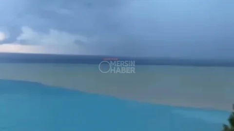 Aydıncık'ta Kahverengi Manzara: Şiddetli Yağış Çamurlu Suyu Denize Taşıdı