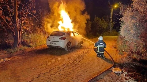 Defne'de Otomobil Yandı