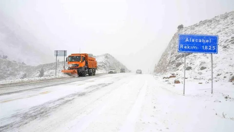 Antalya'da Kar Yağışı Devam Ediyor