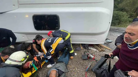 Antalya'da Midibüs Devrildi, 6 Yaralı