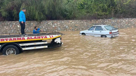Alanya'da Sağanak Yağış Nedeniyle Araçlar Mahsur Kaldı