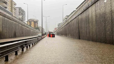 Alanya'da Sağanak Yağış Trafiği Olumsuz Etkiledi