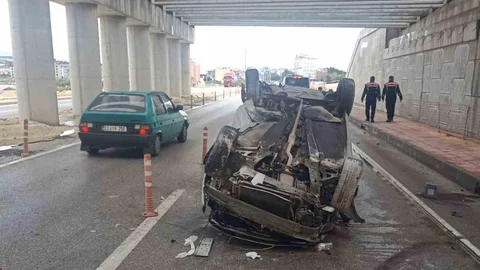Mersin'de Takla Atan Araçta Yaralı Var