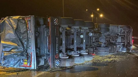 Osmaniye'de Mısır Yüklü Kamyon Devrildi